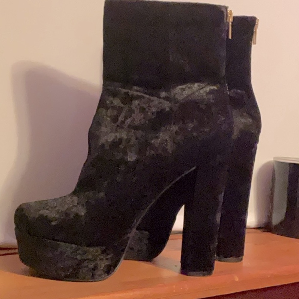 Velvet ankle high square heeled boots